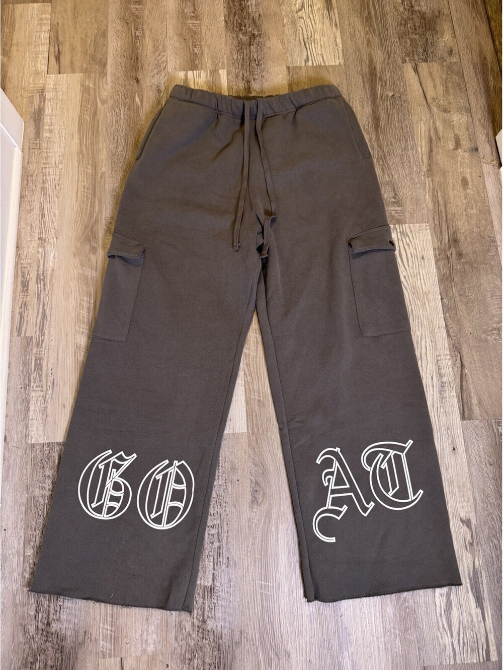 Fashion Nova Mens XL Charcoal Gray GOAT Wide Leg Cargo Sweatpants Fleece Raw Hem